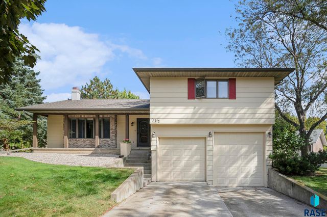 912 Jennifer St Street, Madison, SD 57042