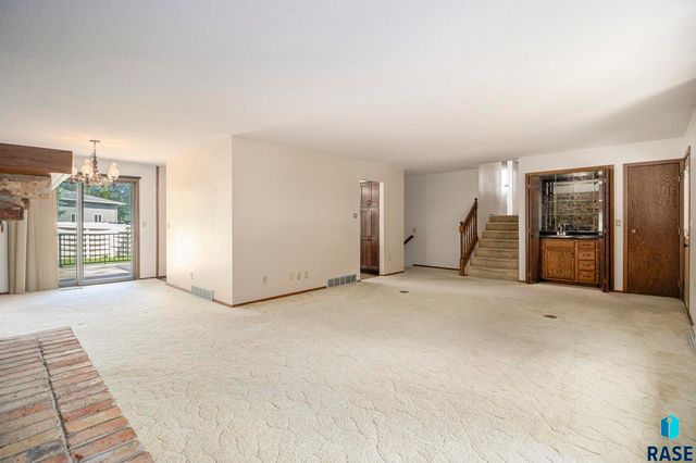 912 Jennifer St Street, Madison, SD 57042