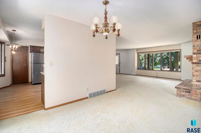 912 Jennifer St Street, Madison, SD 57042