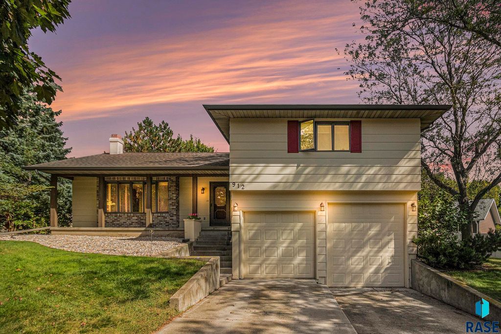 912 Jennifer St Street, Madison, SD 57042