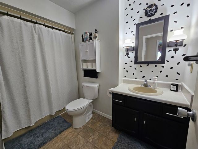 17225 40th Avenue Court N, East Moline, IL 61244