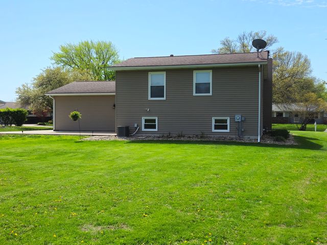 17225 40th Avenue Court N, East Moline, IL 61244