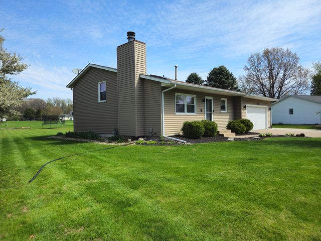 17225 40th Avenue Court N, East Moline, IL 61244