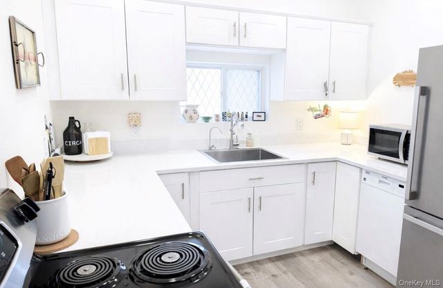 24 Anchor Path, Baiting Hollow, NY 11933