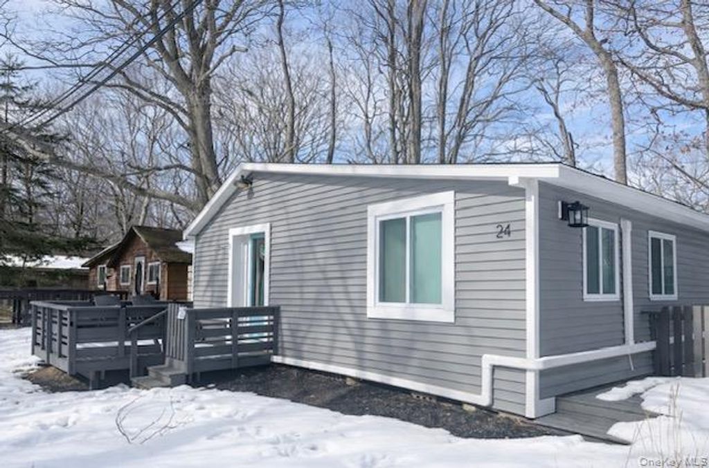 24 Anchor Path, Baiting Hollow, NY 11933