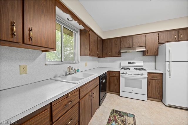 7653 Trenton Trail, Middleburg Heights, OH 44130
