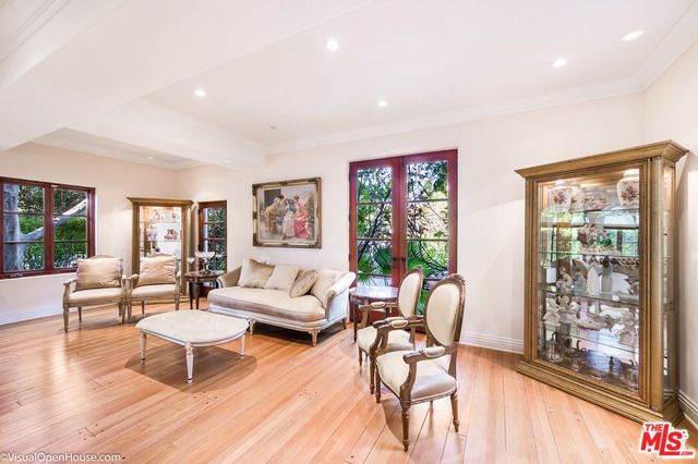 725 N Foothill Road, Beverly Hills, CA 90210