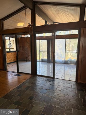 10400 HUNTER RIDGE DR, Oakton, VA 22124