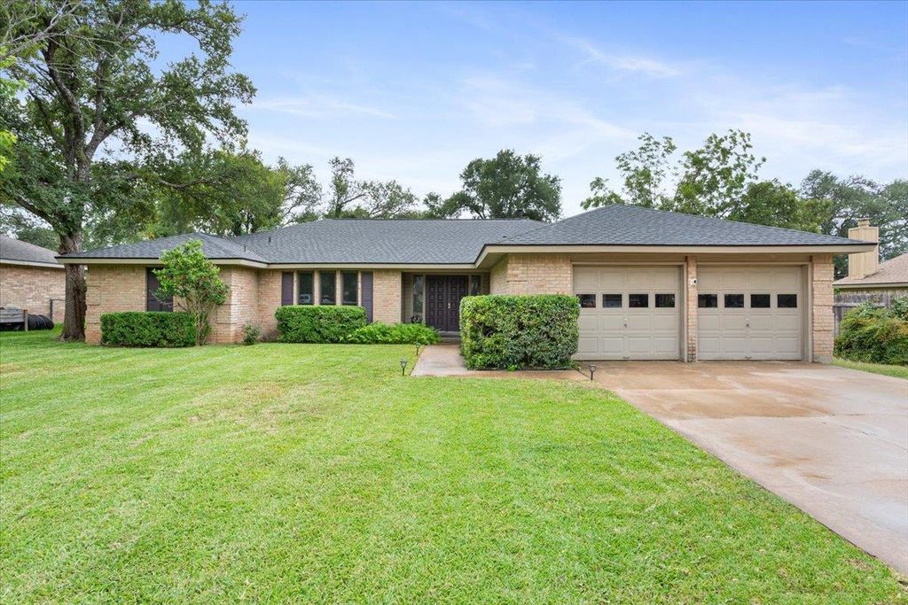 2100 Oakridge DR, Round Rock, TX 78681