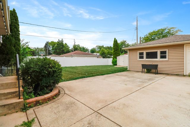 9554 Crestwood Avenue, Munster, IN 46321