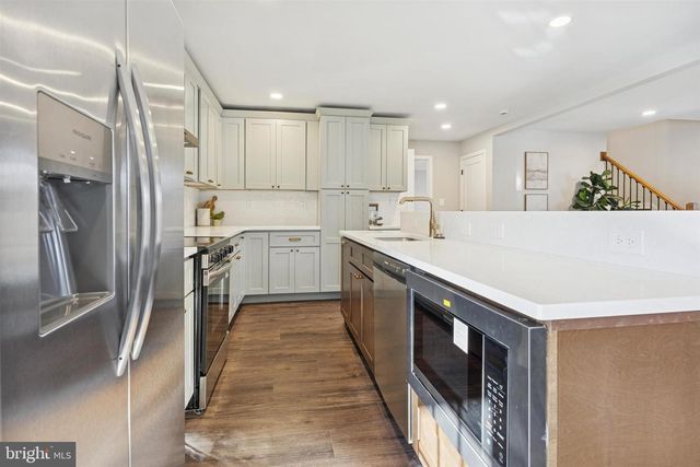 27 ALMOND LN, Levittown, PA 19055