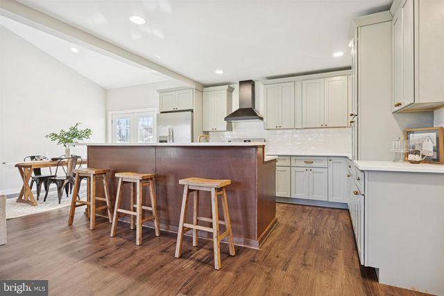 27 ALMOND LN, Levittown, PA 19055