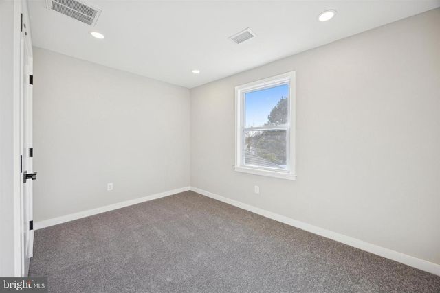 27 ALMOND LN, Levittown, PA 19055