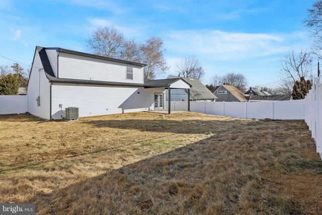 27 ALMOND LN, Levittown, PA 19055