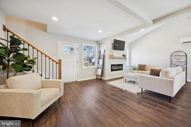 27 ALMOND LN, Levittown, PA 19055