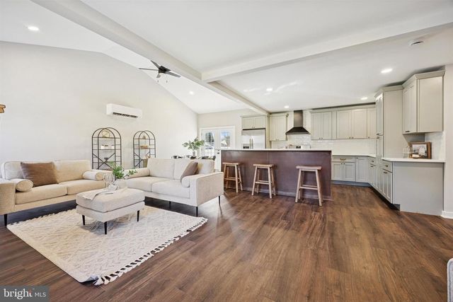 27 ALMOND LN, Levittown, PA 19055