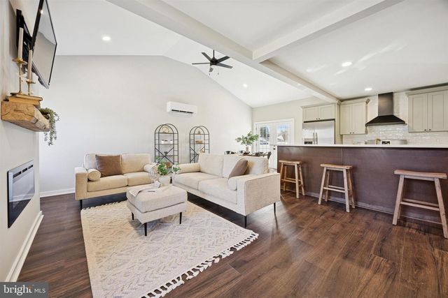 27 ALMOND LN, Levittown, PA 19055