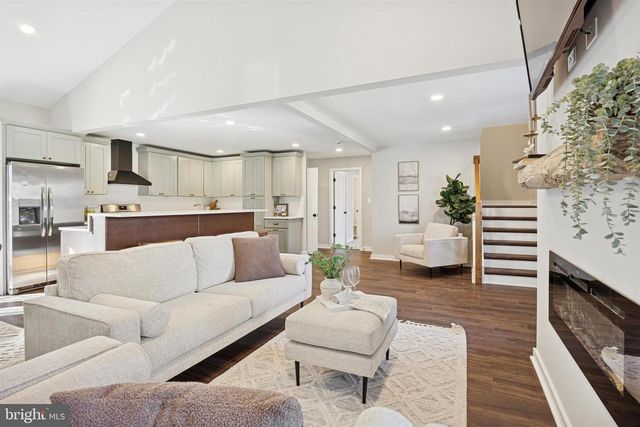 27 ALMOND LN, Levittown, PA 19055