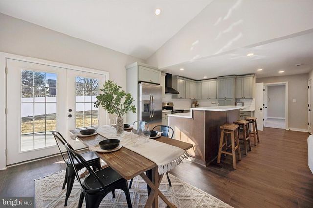 27 ALMOND LN, Levittown, PA 19055