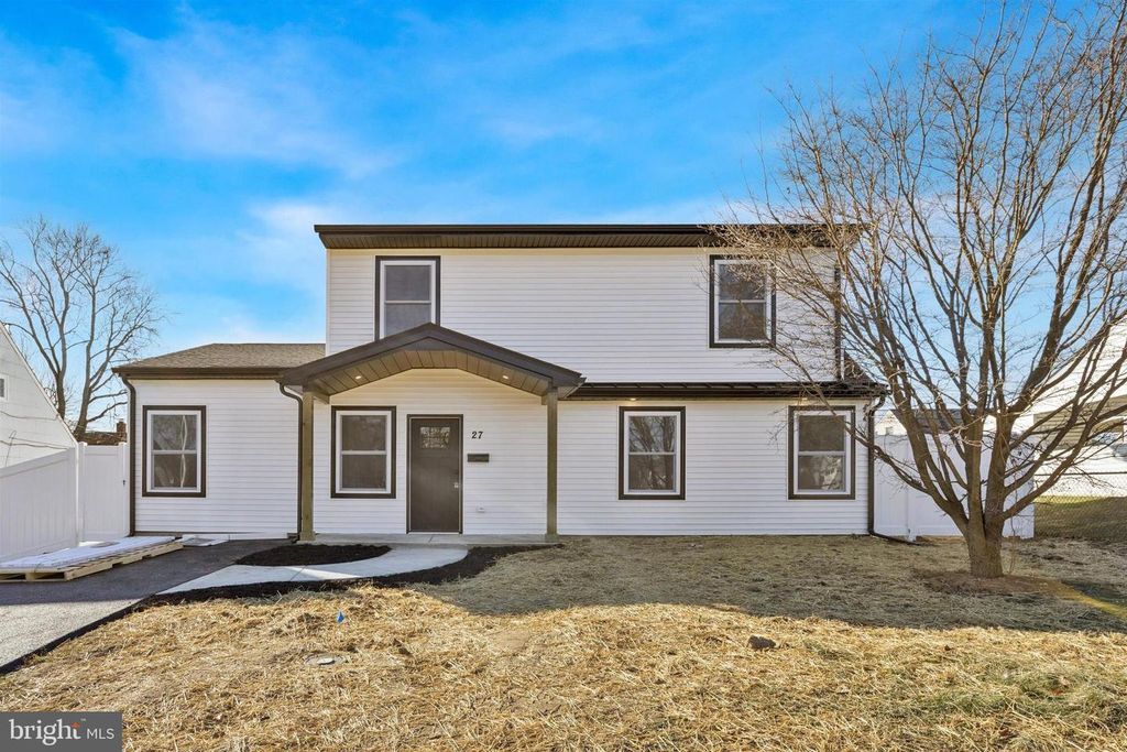 27 ALMOND LN, Levittown, PA 19055