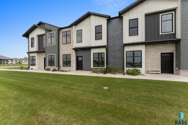 102 N Bryggen Pl Place, Sioux Falls, SD 57107