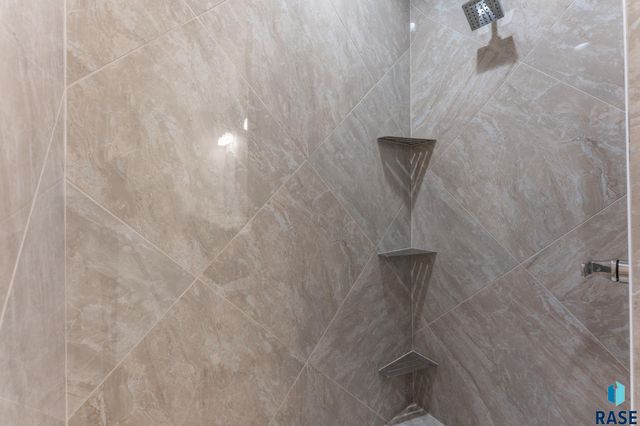 102 N Bryggen Pl Place, Sioux Falls, SD 57107