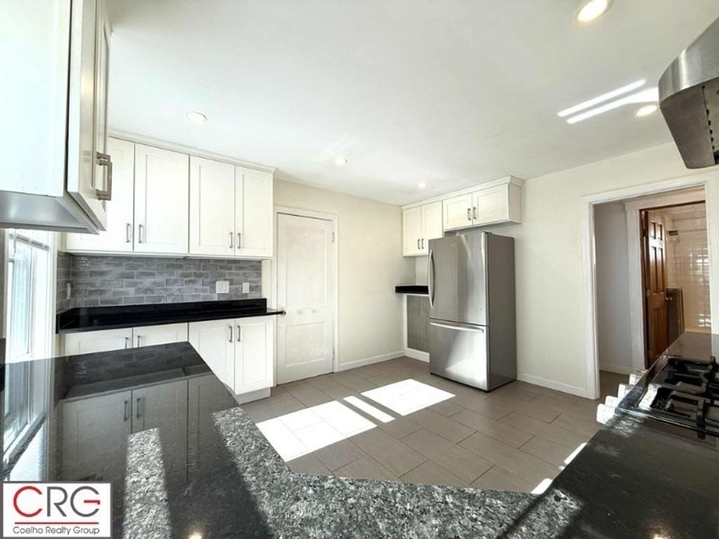 11 Melbourne Ave. 1, Newton, MA 02460