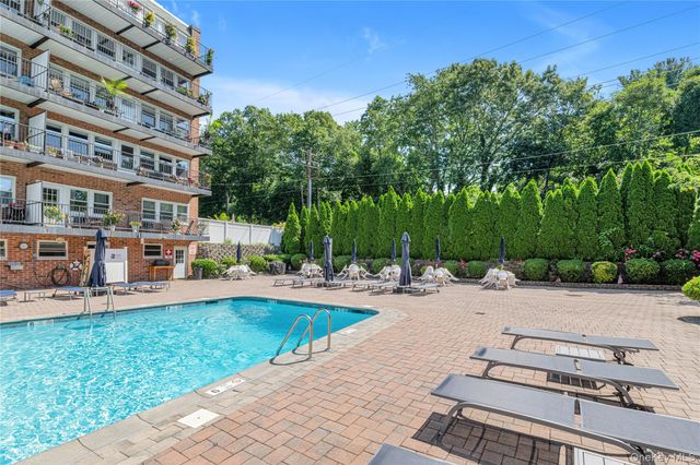 32 Pearsall Avenue 3F, Glen Cove, NY 11542