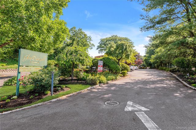 32 Pearsall Avenue 3F, Glen Cove, NY 11542