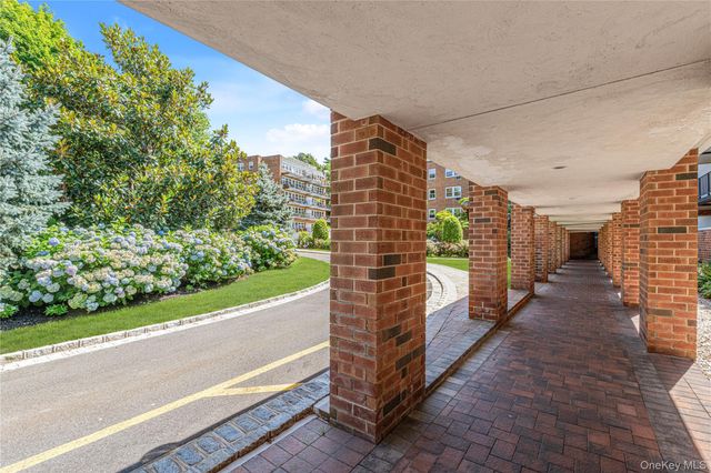 32 Pearsall Avenue 3F, Glen Cove, NY 11542