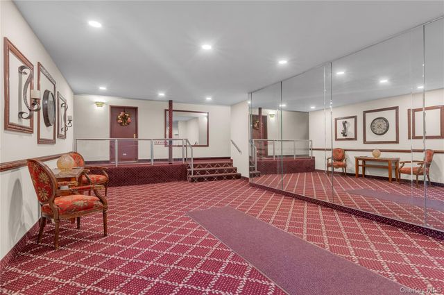 32 Pearsall Avenue 3F, Glen Cove, NY 11542