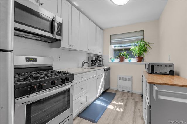 32 Pearsall Avenue 3F, Glen Cove, NY 11542
