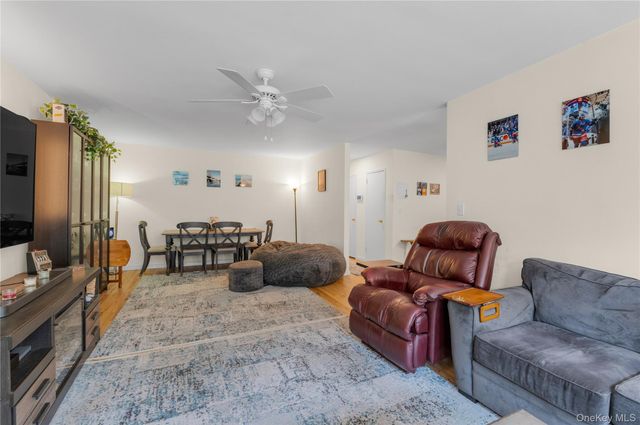 32 Pearsall Avenue 3F, Glen Cove, NY 11542