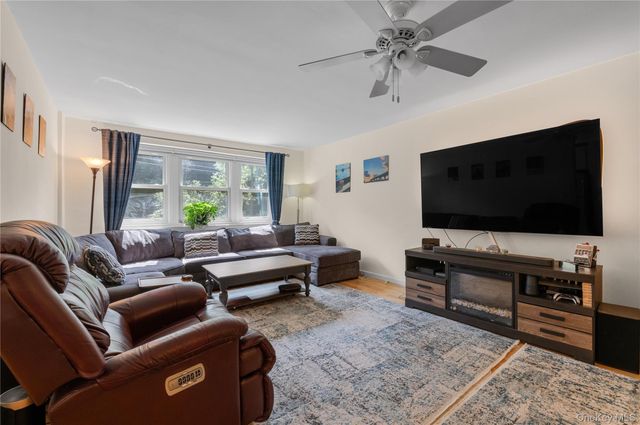32 Pearsall Avenue 3F, Glen Cove, NY 11542