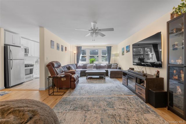 32 Pearsall Avenue 3F, Glen Cove, NY 11542
