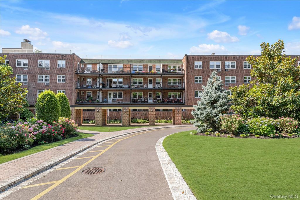 32 Pearsall Avenue 3F, Glen Cove, NY 11542