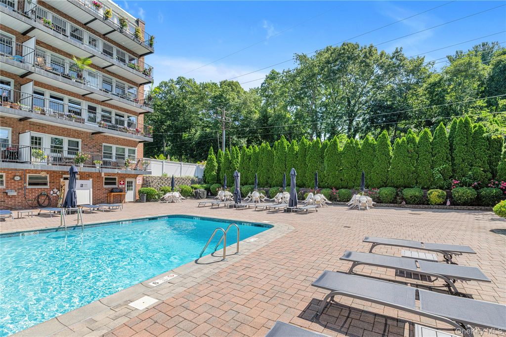 32 Pearsall Avenue 3F, Glen Cove, NY 11542 — photo 2
