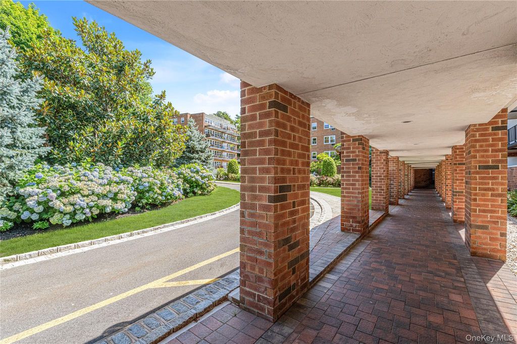 32 Pearsall Avenue 3F, Glen Cove, NY 11542 — photo 3
