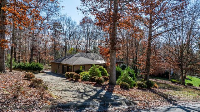 515 N Shore Drive, Hickory, NC 28601