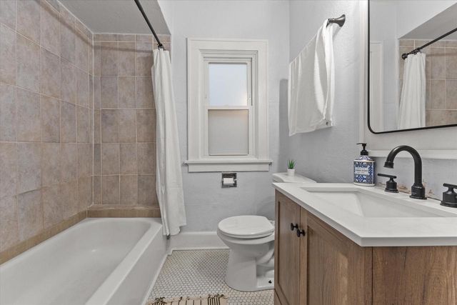 2850 N 46th STREET, Milwaukee, WI 53210