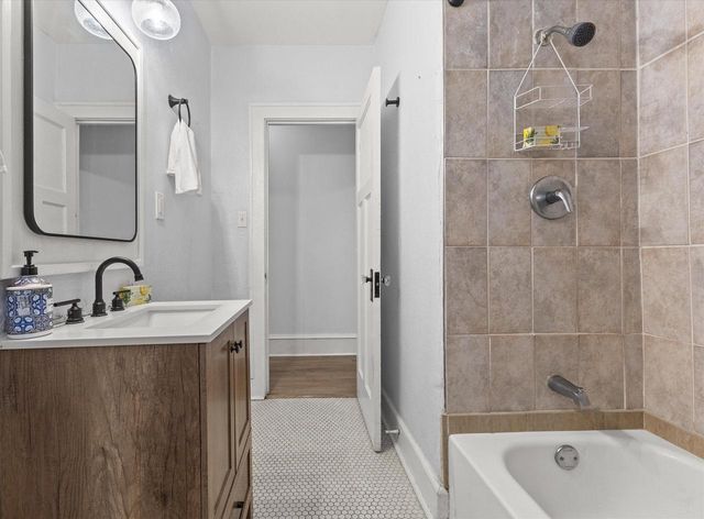 2850 N 46th STREET, Milwaukee, WI 53210