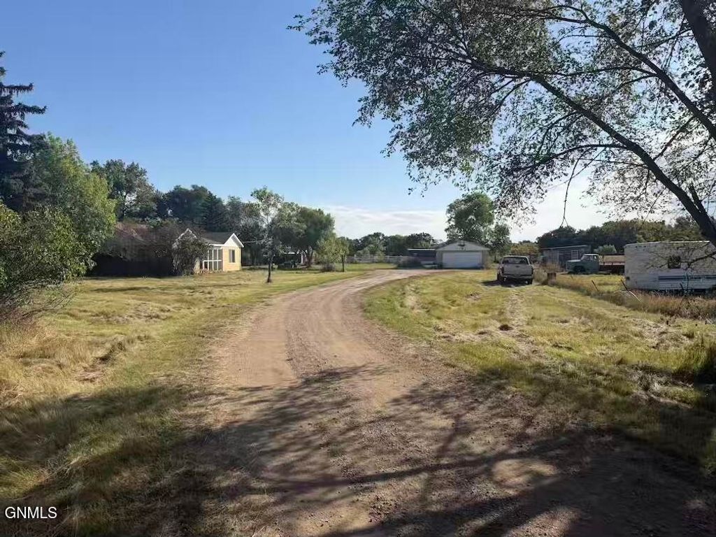 8801 Apple Creek Road, Bismarck, ND 58504 photo 2