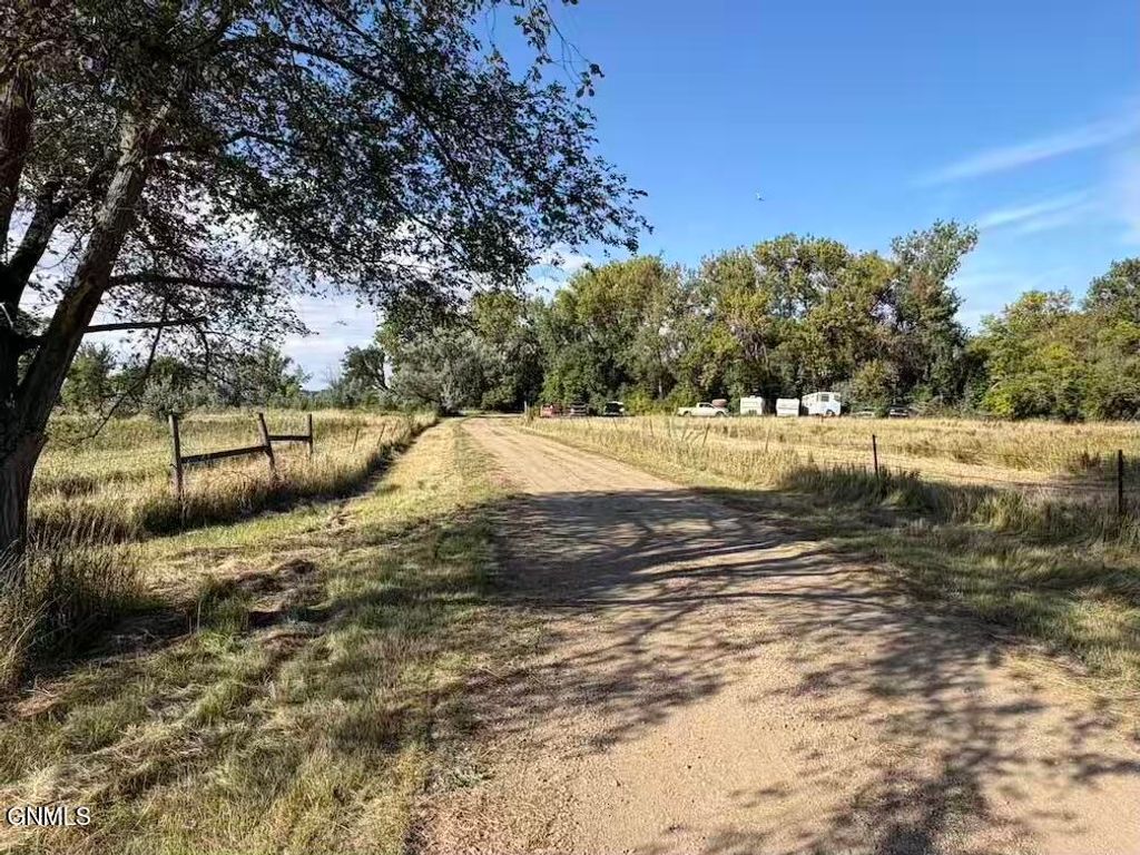 8801 Apple Creek Road, Bismarck, ND 58504 photo 5