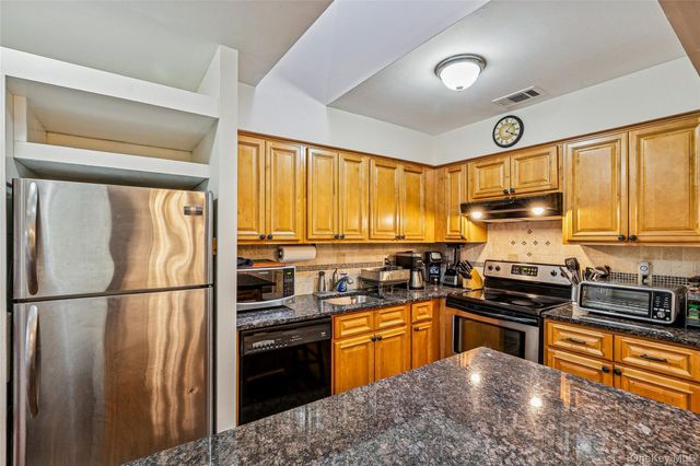 4 Southgate Circle, Massapequa Park, NY 11762