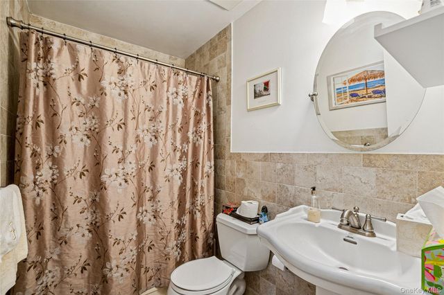 4 Southgate Circle, Massapequa Park, NY 11762