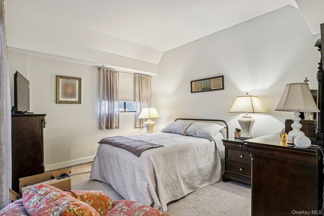 4 Southgate Circle, Massapequa Park, NY 11762