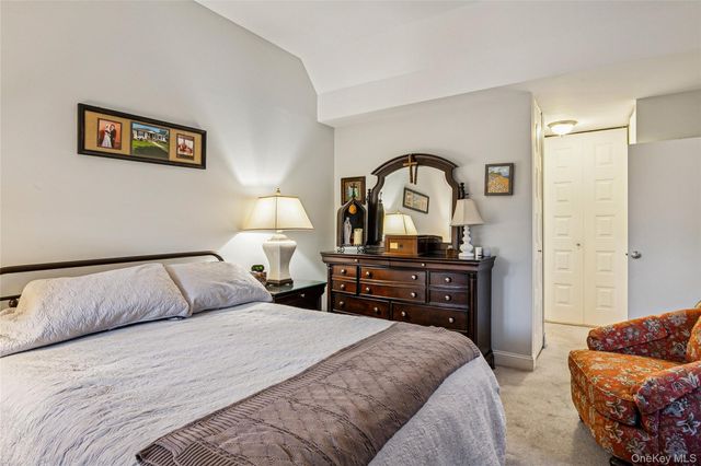 4 Southgate Circle, Massapequa Park, NY 11762