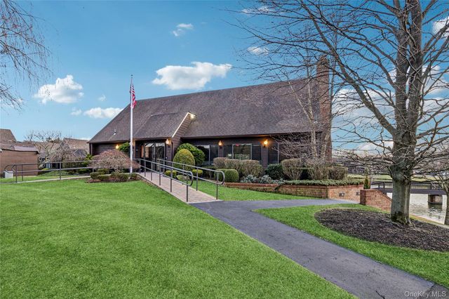 4 Southgate Circle, Massapequa Park, NY 11762