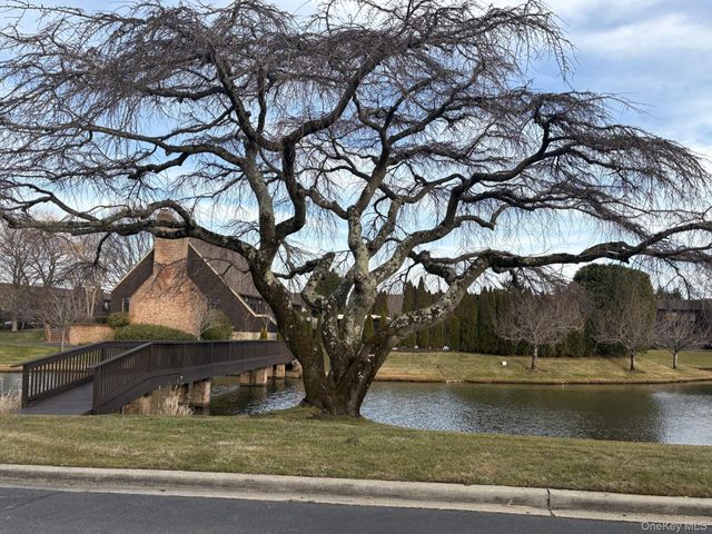 4 Southgate Circle, Massapequa Park, NY 11762