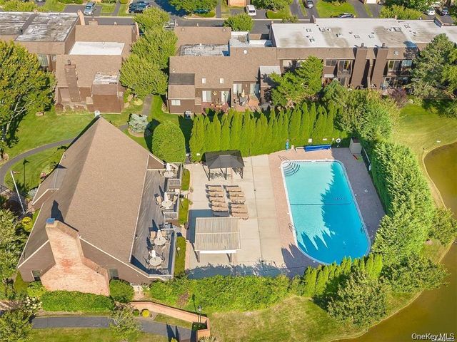 4 Southgate Circle, Massapequa Park, NY 11762